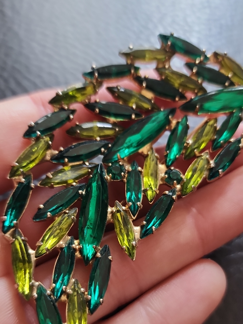 VTG Emerald & Lime Marquise Crystal Leaf Brooch - Women Jewelry - Picture 7 of 9